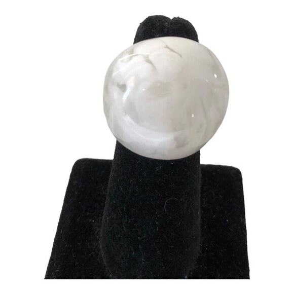 2 NIP Trendy Acrylic Fashion Big Rings In Ivory And Green Size 7 - Picture 12 of 15